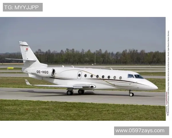 足球巨星的奢华生活揭秘豪宅与私人飞机的奢侈之旅